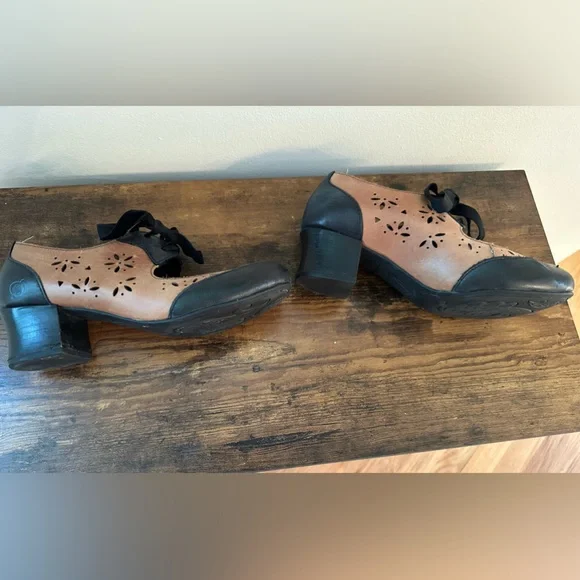Børn brown Mary Janes with cut out and front tie. Size 8. - Picture 3 of 7